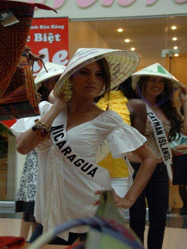 Thí sinh đến từ Nicaragua và chiếc nón lá trong cuộc thi Hoa hậu Hoàn vũ 2008 tại Nha Trang, Việt Nam.